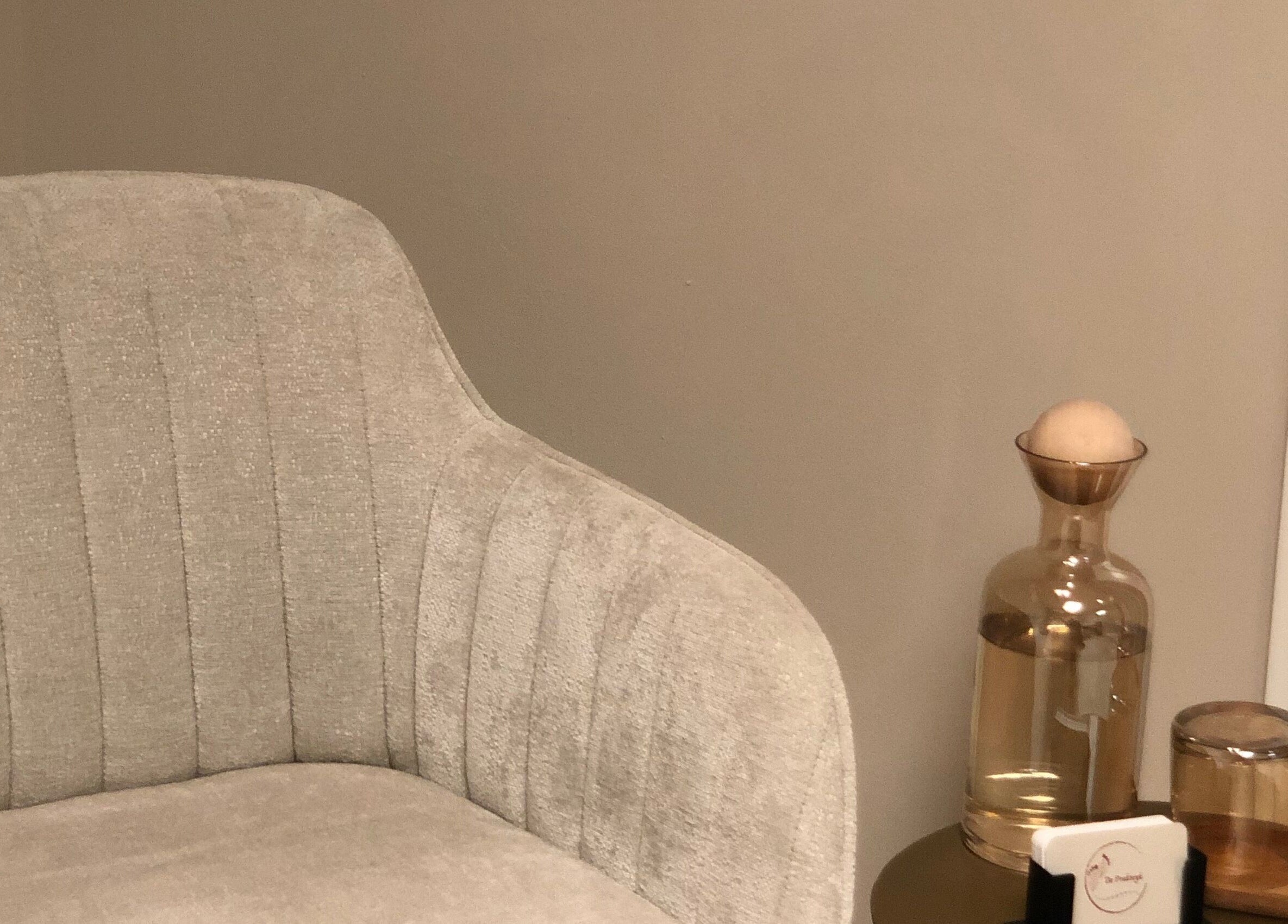 Comfortabele stoel en glazen karaf bij De Prakteyk, Vroomshoop, Overijssel, NL biedt een serene sfeer.