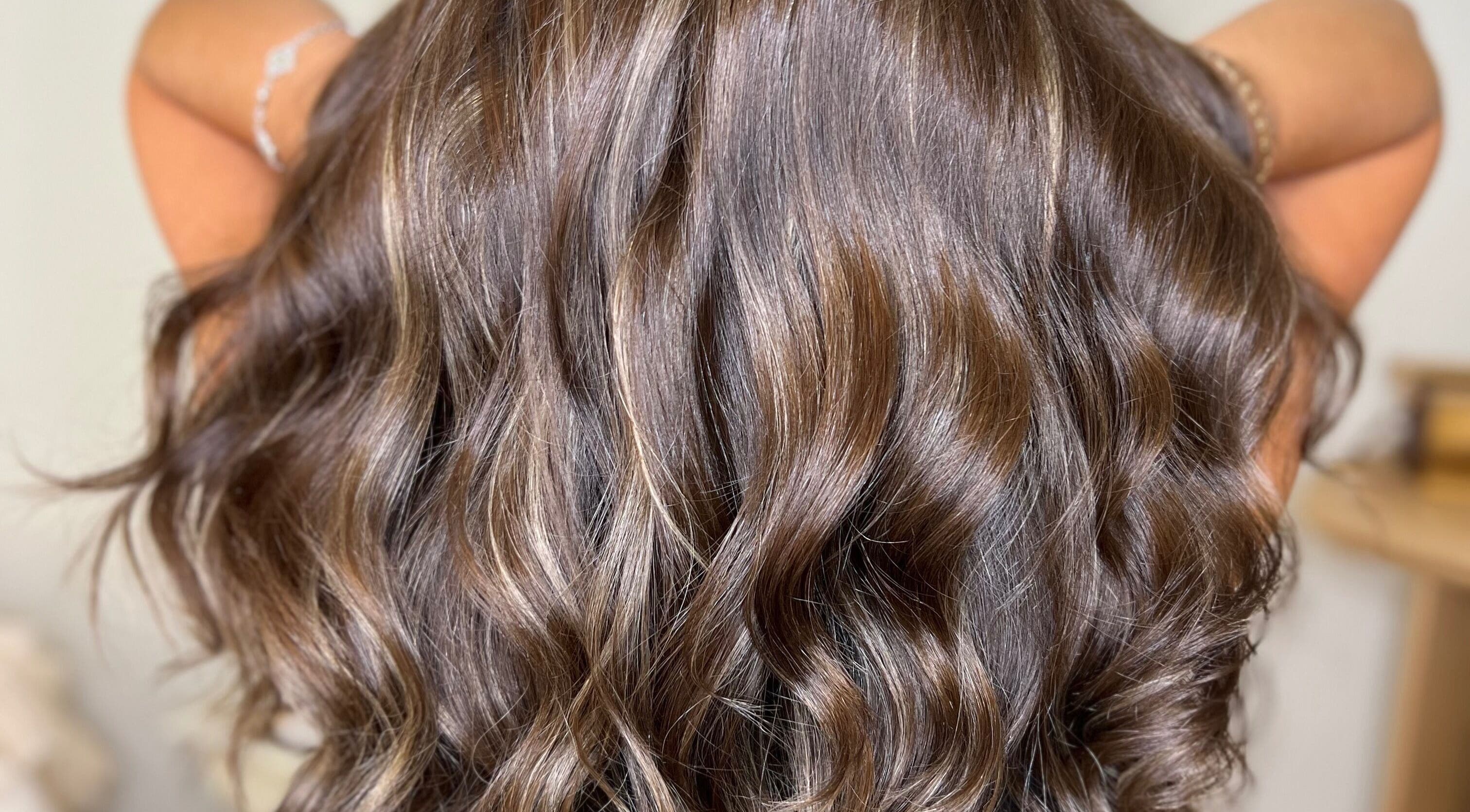 Luxurious wavy hairstyle at Ani Beauty, ATALAYA, Málaga, ES. Perfect for a glamorous look.