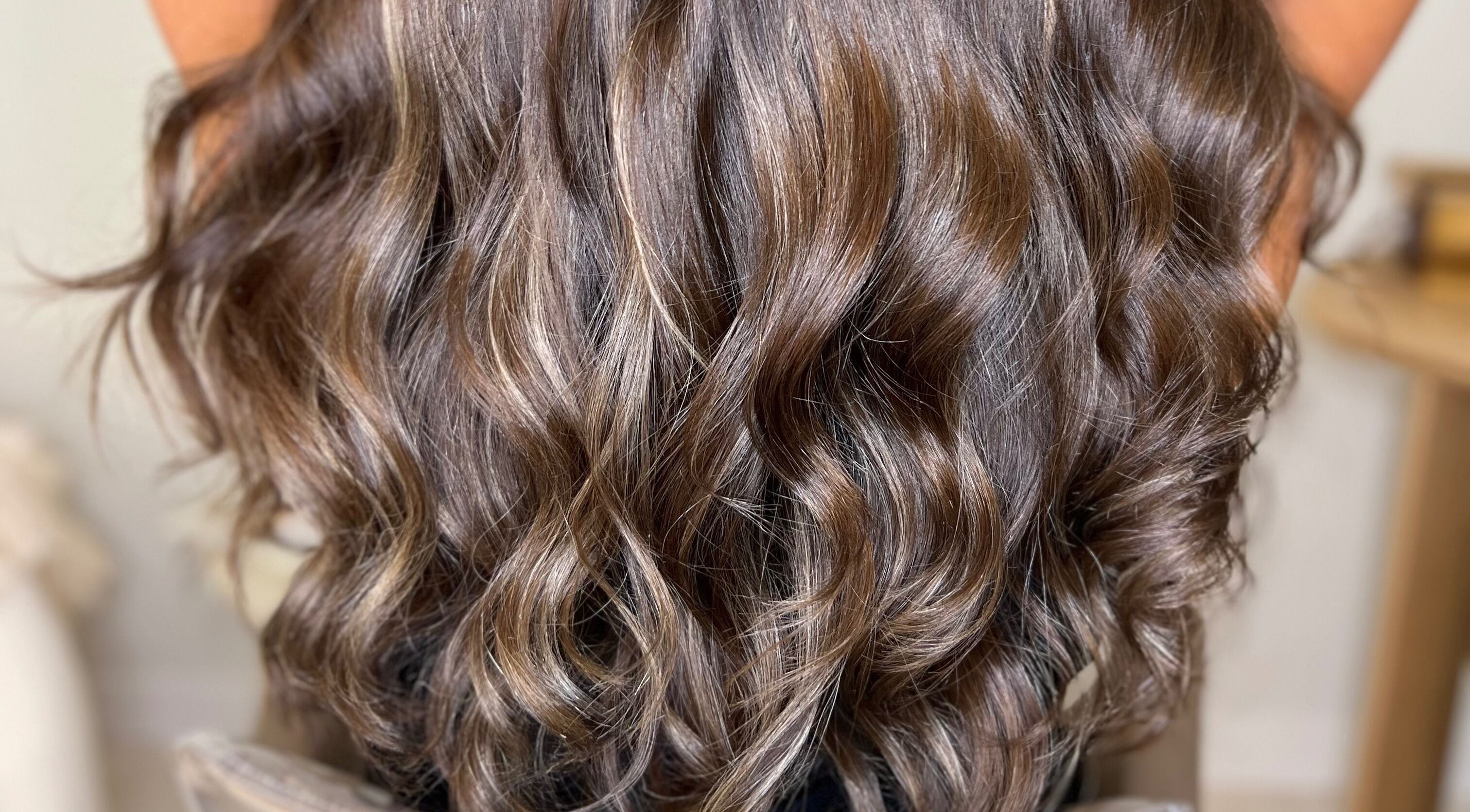 Elegant wavy brown hair styled at Ani Beauty, ATALAYA, Málaga, ES.
