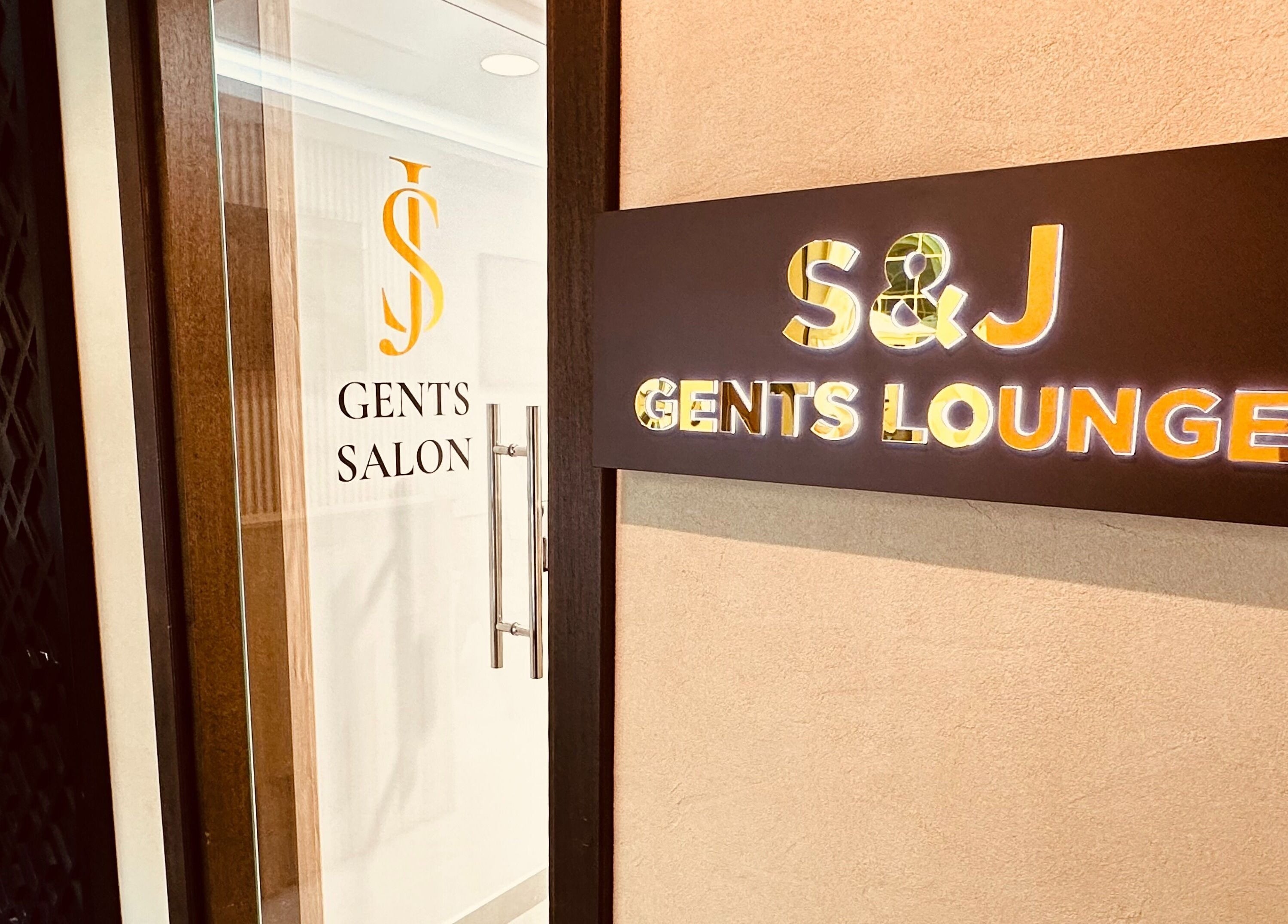Entrance of S & J Beauty Salon's Gents Lounge in دبي, دبي, AE, showcasing the elegant salon sign.