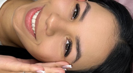 Rosto sorridente após tratamento de beleza em Ingrid Chaves Beauty, Lisboa, Lisboa, PT.