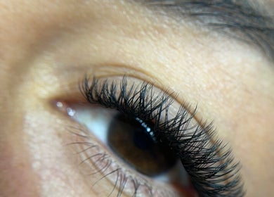 Detalhe de cílios em Ingrid Chaves Beauty, Lisboa, PT, destacando alongamento e volume perfeitos.