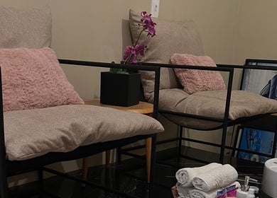 Asientos cómodos en Ma Ga Studio 💙, Caracas, Miranda, VE. Decoración elegante y relajación asegurada.