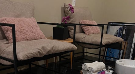 Asientos cómodos en Ma Ga Studio 💙, Caracas, Miranda, VE. Decoración elegante y relajación asegurada.
