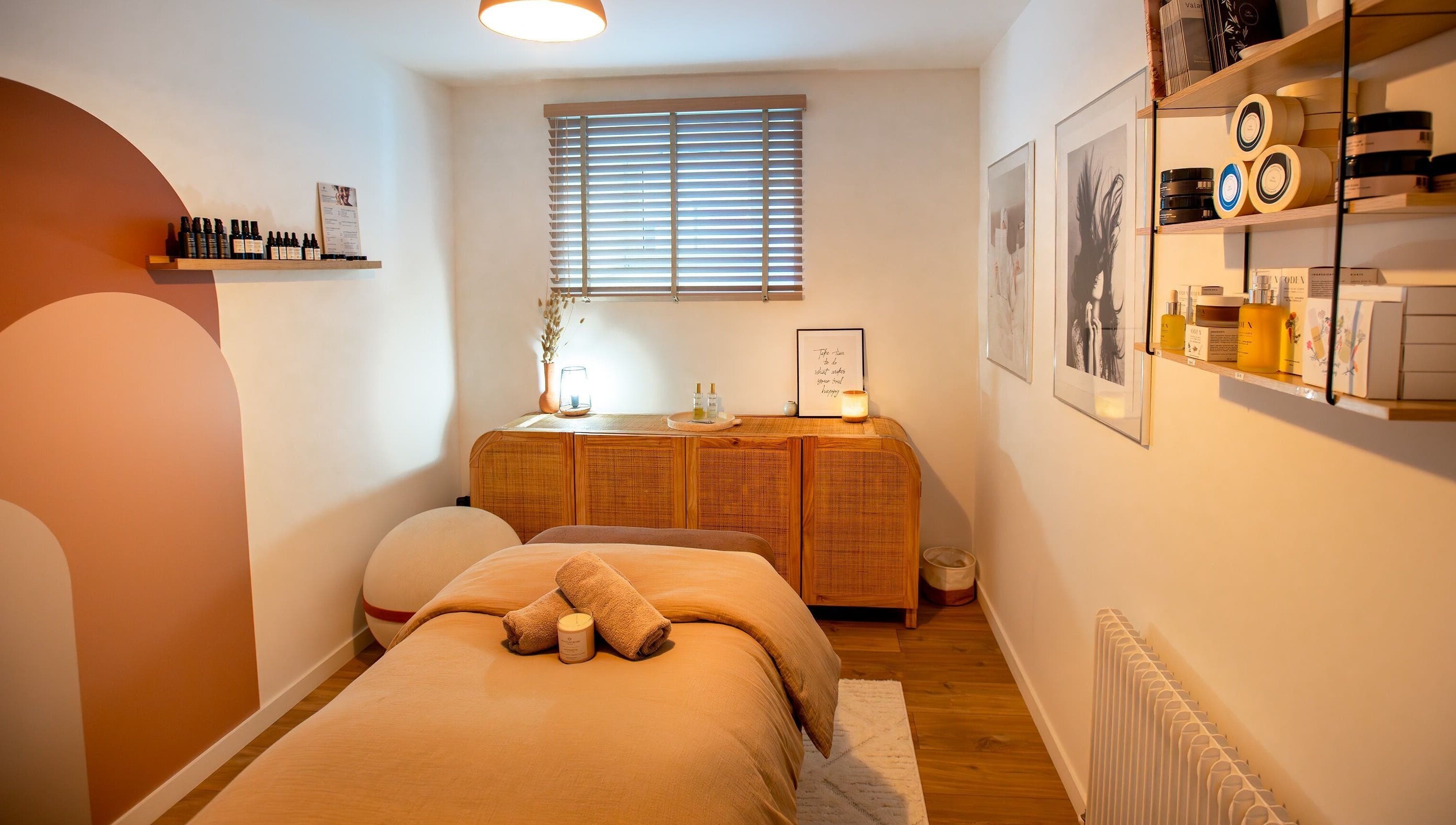 Salle de soins apaisante à Bliss Moment, Sergy, Auvergne-rhône-alpes, FR, offrant une ambiance relaxante et élégante.