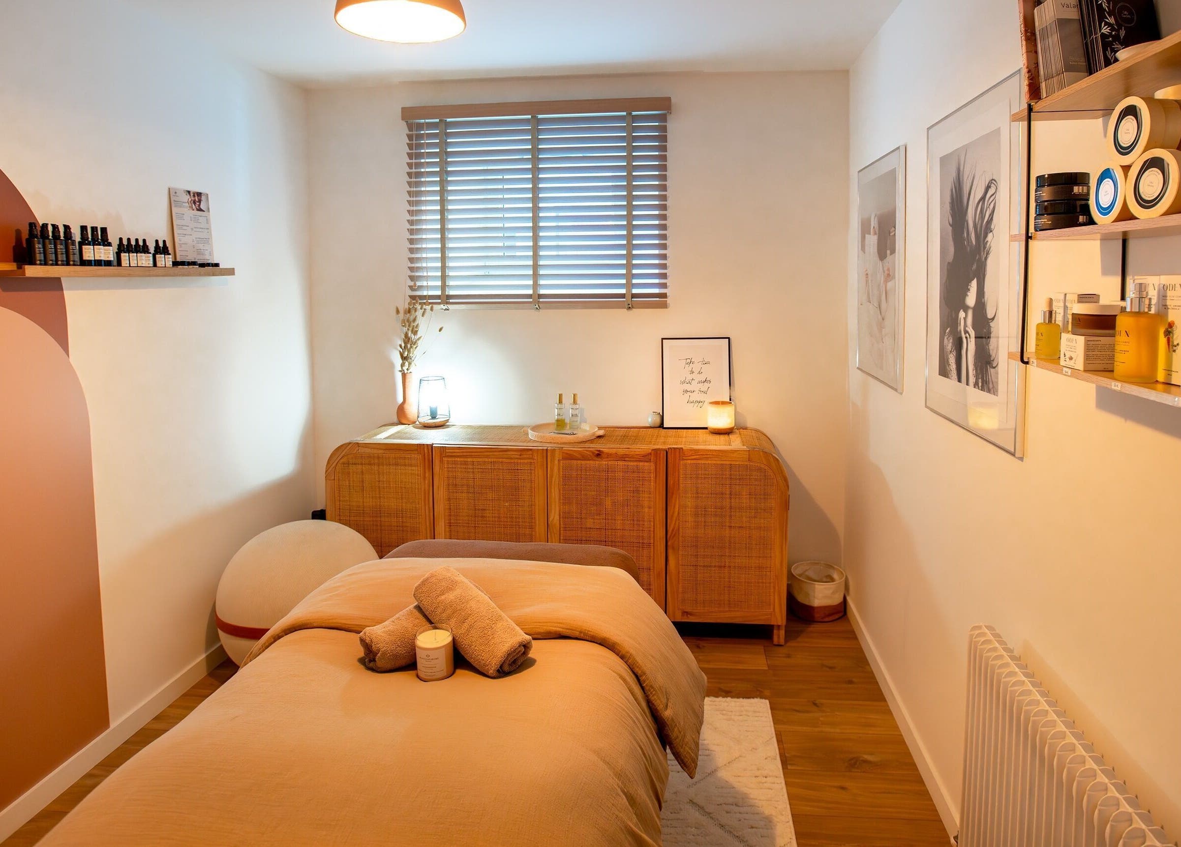 Salle de soins apaisante à Bliss Moment, Sergy, Auvergne-rhône-alpes, FR, offrant une ambiance relaxante et élégante.