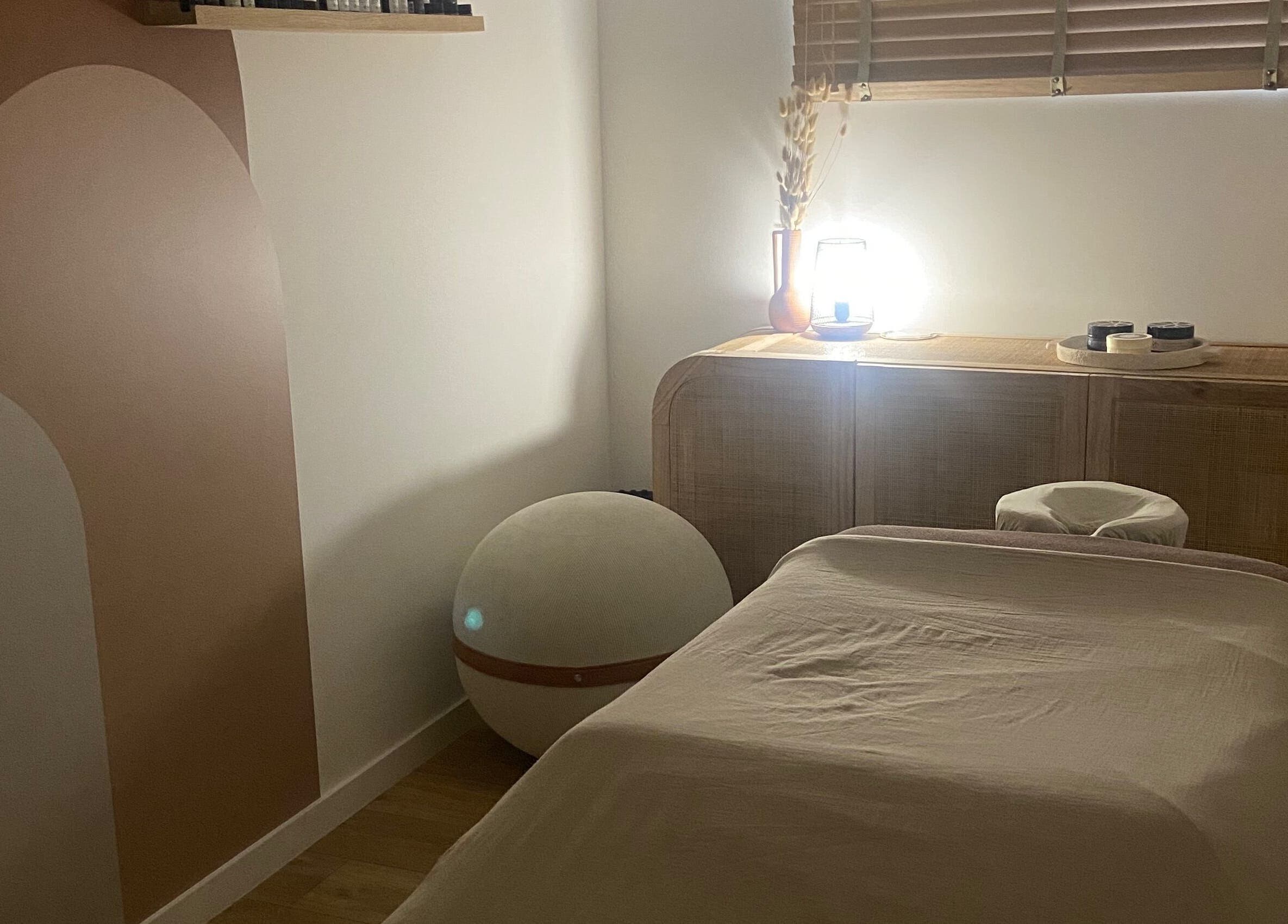 Salle de massage paisible à Bliss Moment, Sergy, Auvergne-rhône-alpes, FR. Détente assurée dans un cadre apaisant.