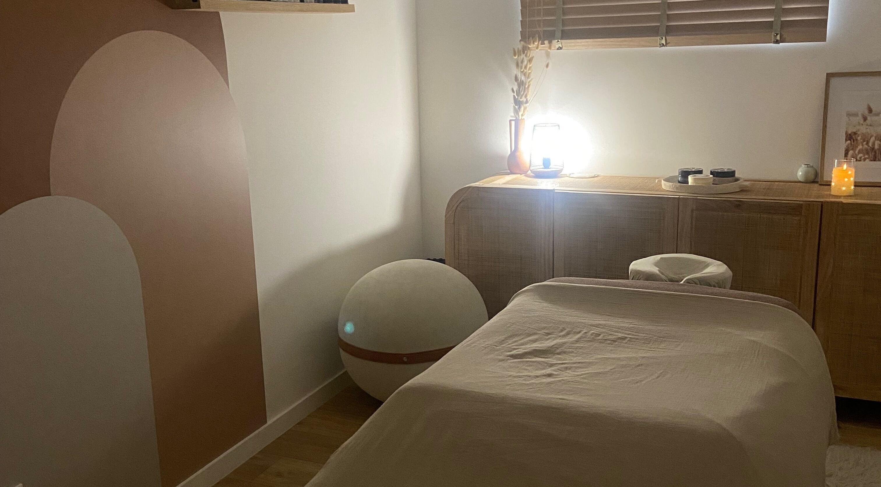 Salle de massage paisible à Bliss Moment, Sergy, Auvergne-rhône-alpes, FR. Détente assurée dans un cadre apaisant.