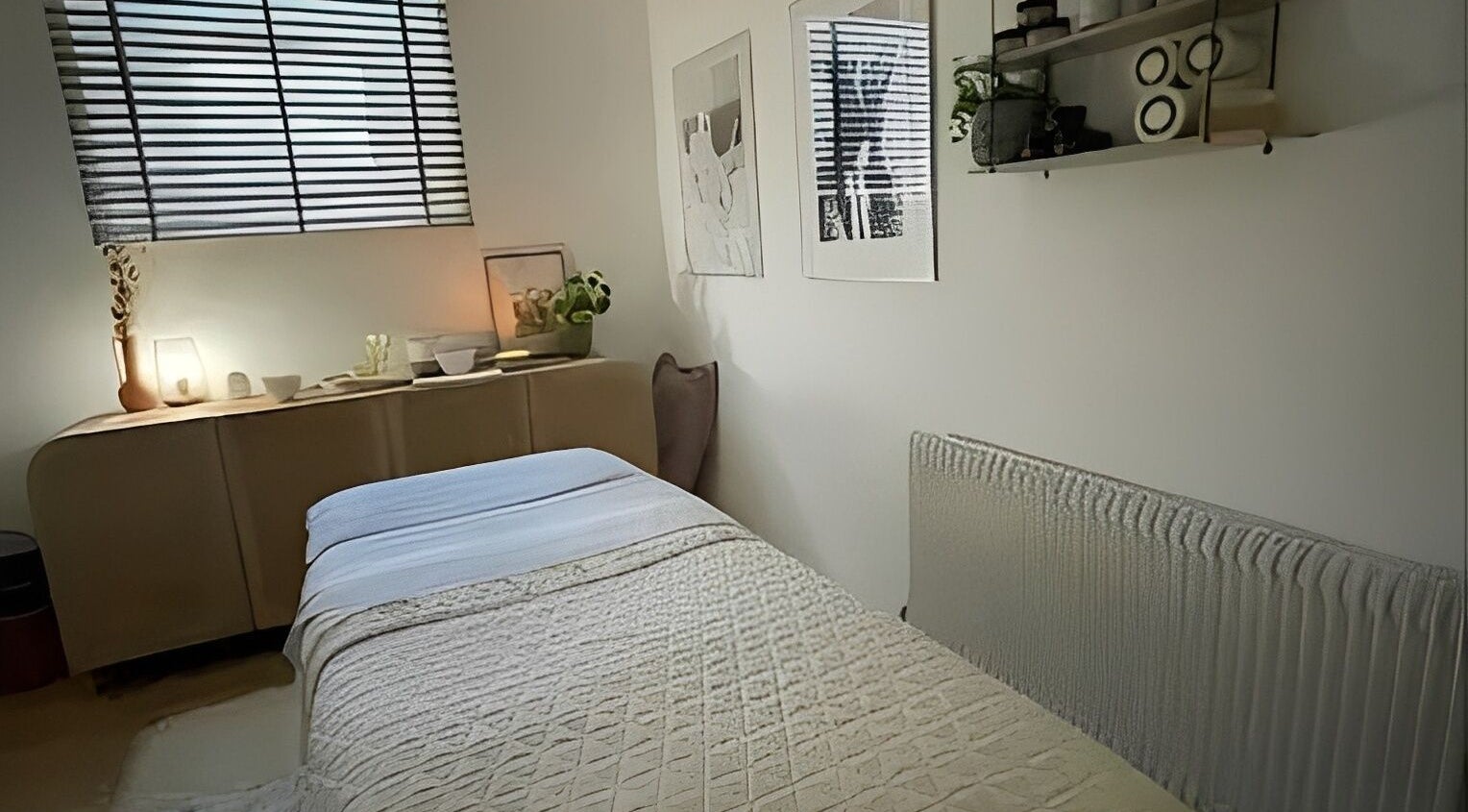 Salon massage élégant chez Bliss Moment, Sergy, Auvergne-rhône-alpes, FR. Parfait pour détente et bien-être.