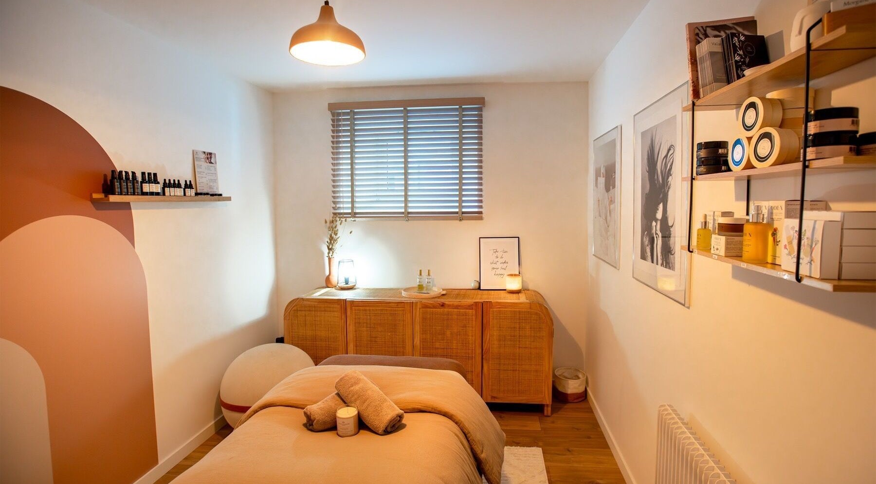 Salle de soin élégante à Bliss Moment, Sergy, Auvergne-rhône-alpes, FR, décorée pour le bien-être.