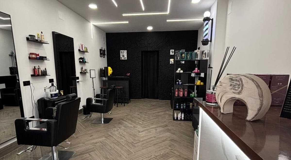 Interno moderno di ARGENTINO IL BARBIERE a Cercola, Campania, IT sottolinea un design raffinato.