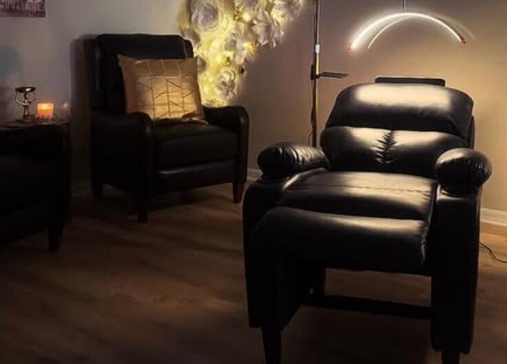 Relaxing lounge area at Emma Trang Beauty in Venice, Florida, US with cozy seating and soft lighting.