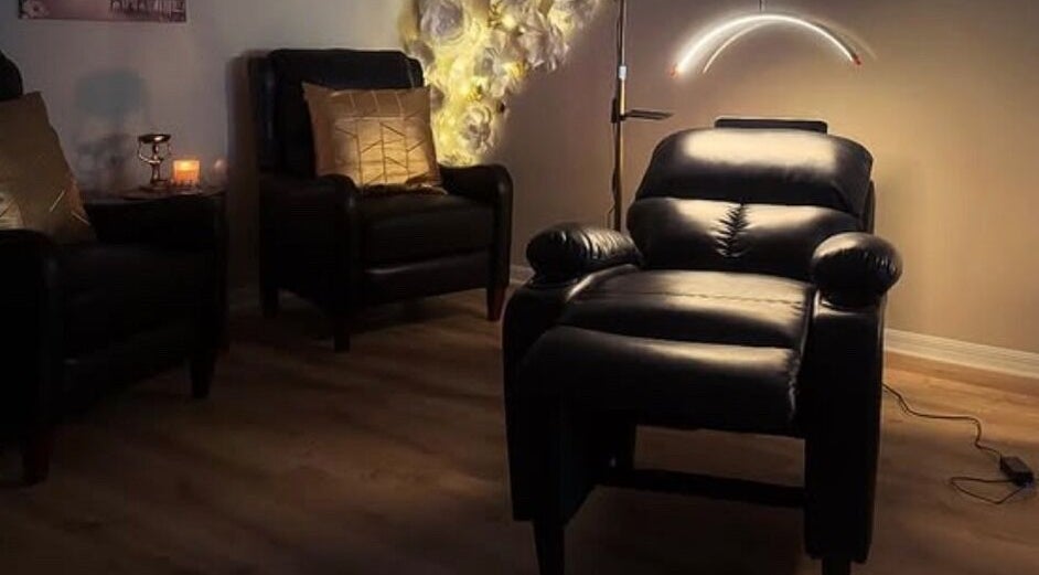 Relaxing lounge area at Emma Trang Beauty in Venice, Florida, US with cozy seating and soft lighting.