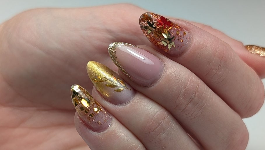 Manucure dorée chez Kélonia ongles et bien-être, Plaisance-du-touch, Occitanie, FR, avec détails artistiques.