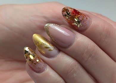 Manucure dorée chez Kélonia ongles et bien-être, Plaisance-du-touch, Occitanie, FR, avec détails artistiques.