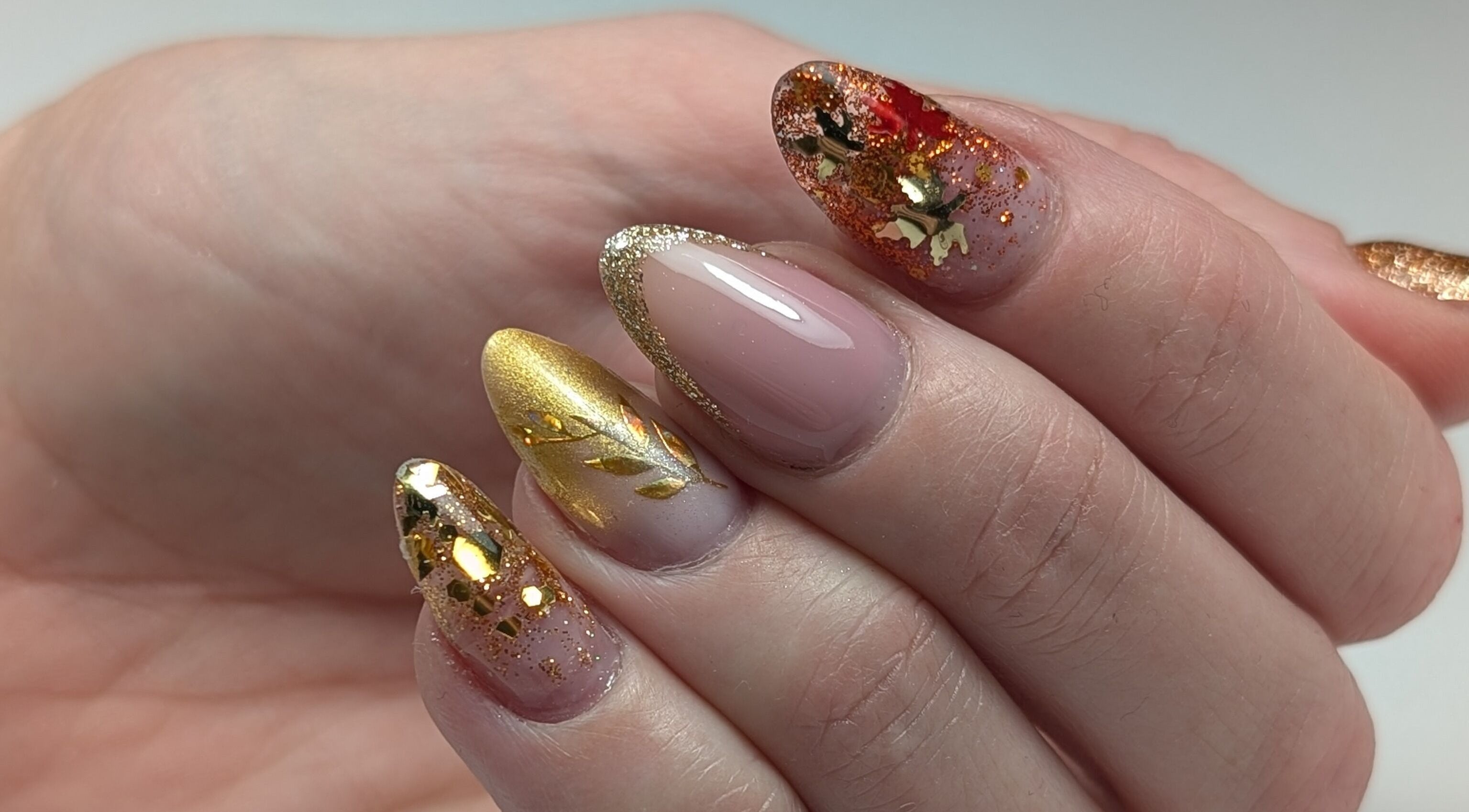 Manucure dorée chez Kélonia ongles et bien-être, Plaisance-du-touch, Occitanie, FR, avec détails artistiques.