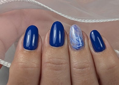 Manucure bleue élégante avec design en marbre chez Kélonia ongles et bien-être, Plaisance-du-touch, Occitanie, FR.