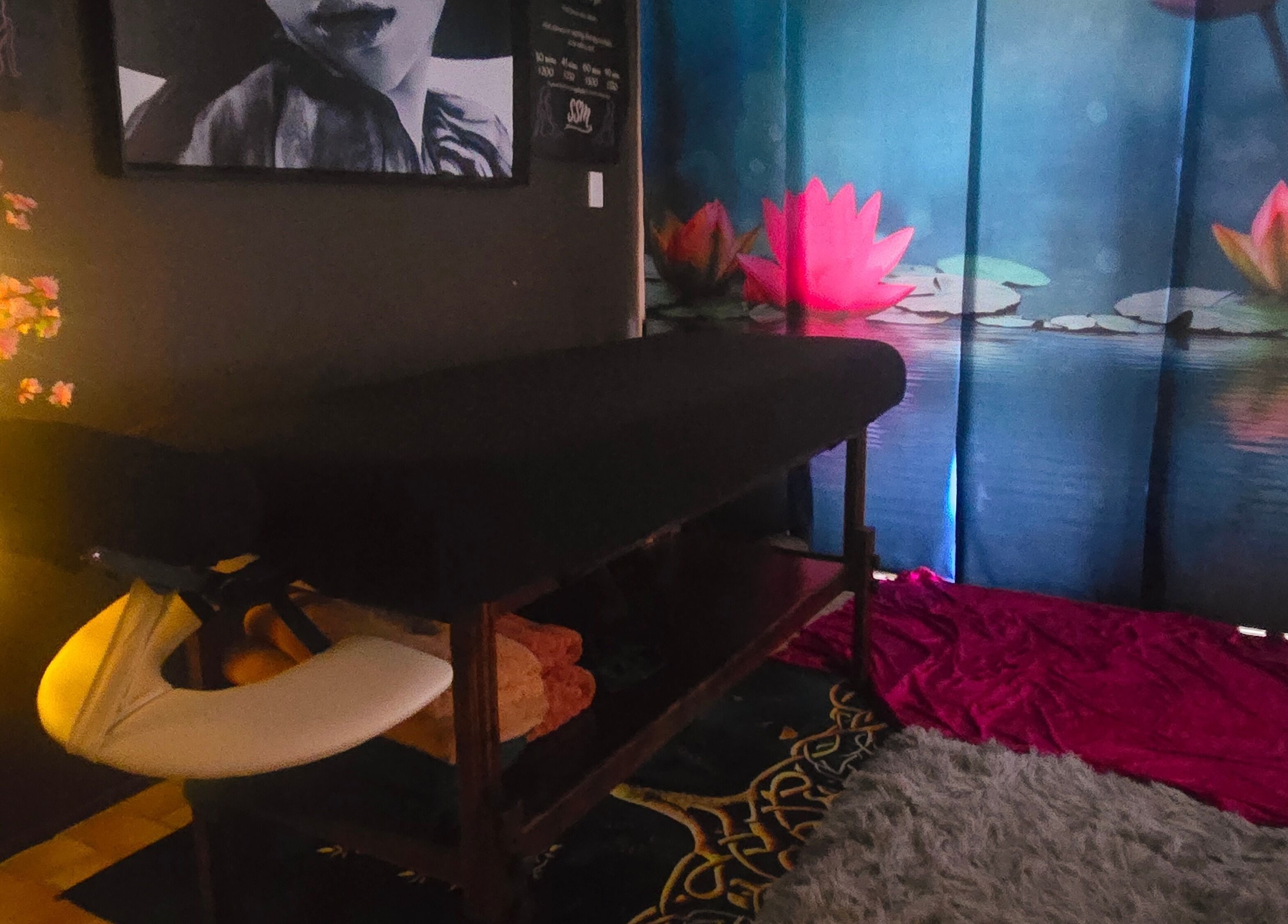 Relaxing massage room at SSM Massage, Andergrove, Queensland, AU, featuring serene decor and ambient lighting.