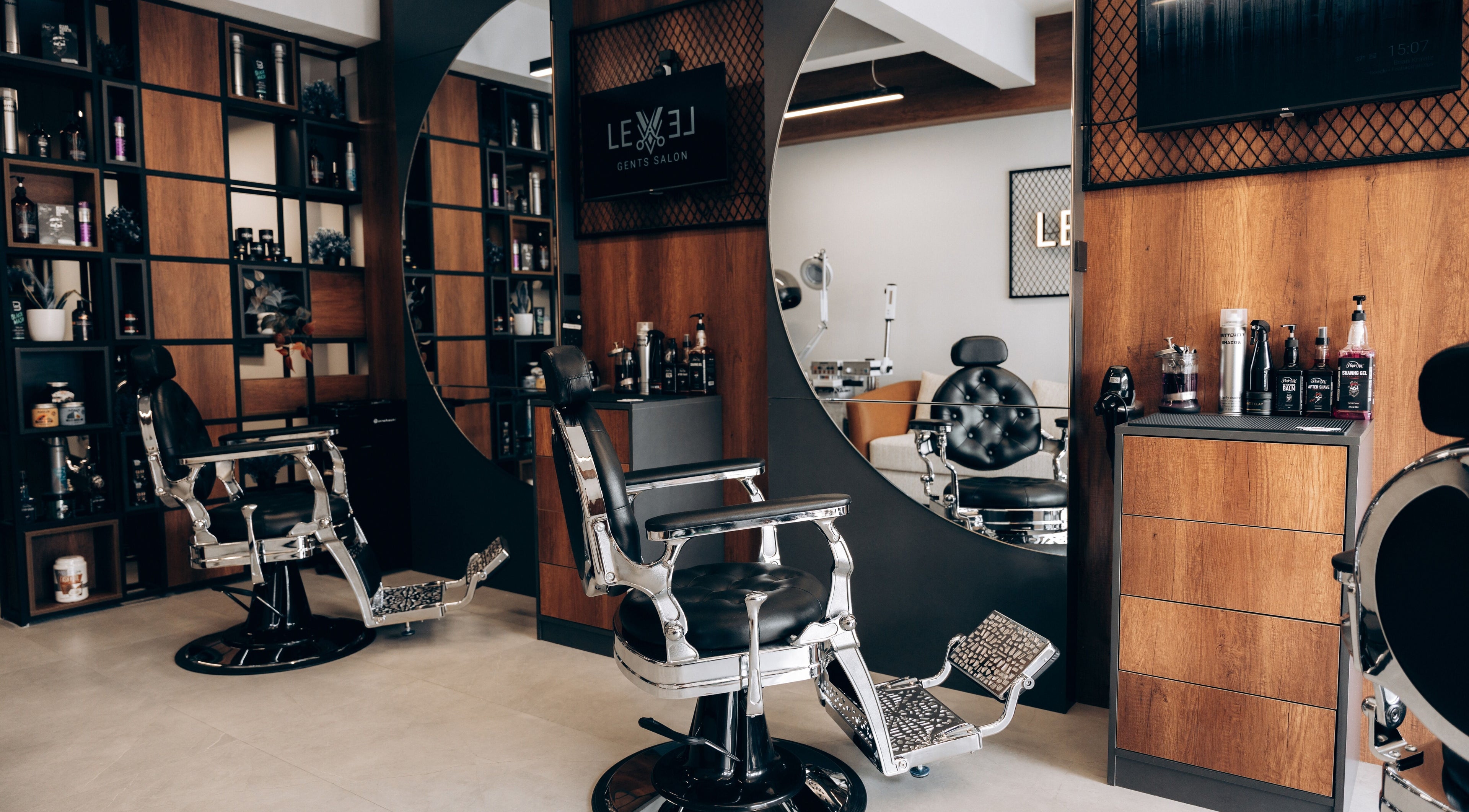 Stylish barber chairs at Level Barber Shop in Tubli, Muḥāfaẓat Al-ʿāṣimah, BH, with elegant decor.