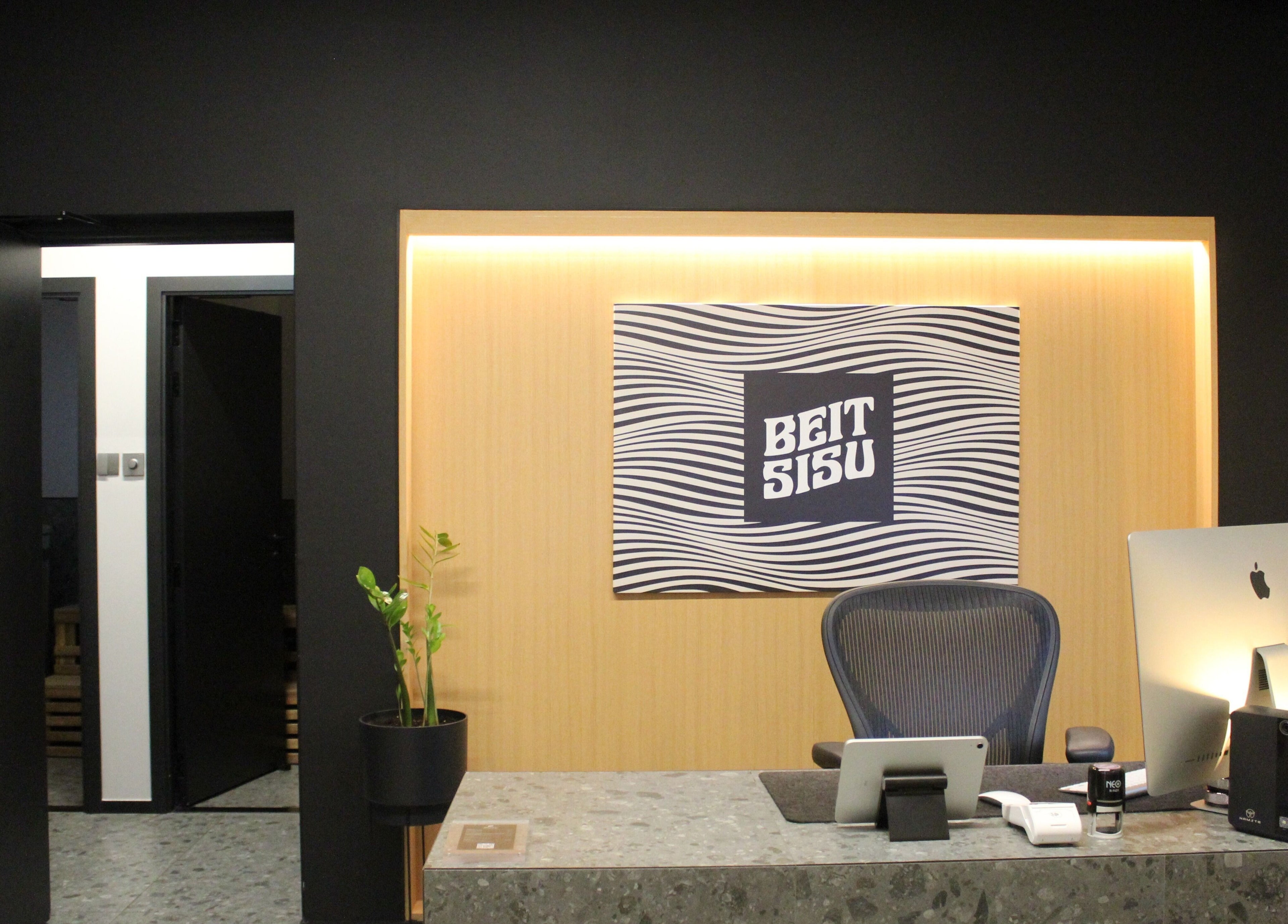 Reception area of Beit Sisu in Dubai, Dubai, AE, featuring modern decor and welcoming ambiance.