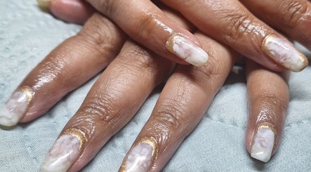 Elegant marble-designed nails at Raven Nails by Michélle, Roodepoort, Gauteng, ZA. Chic manicure service.
