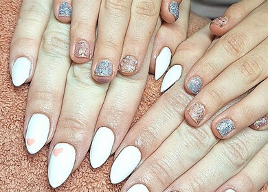 White and glitter nail art at Raven Nails by Michélle, Roodepoort, Gauteng, ZA, showcasing elegance and creativity.