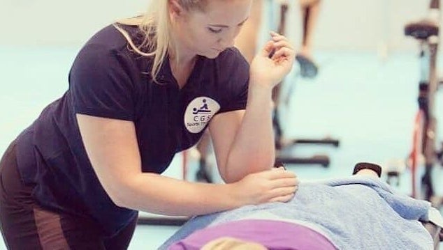 A therapist at CGS Sports Therapy in Ludlow, England, GB, providing a relaxing massage.