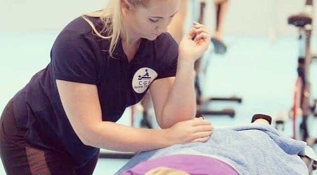 A therapist at CGS Sports Therapy in Ludlow, England, GB, providing a relaxing massage.