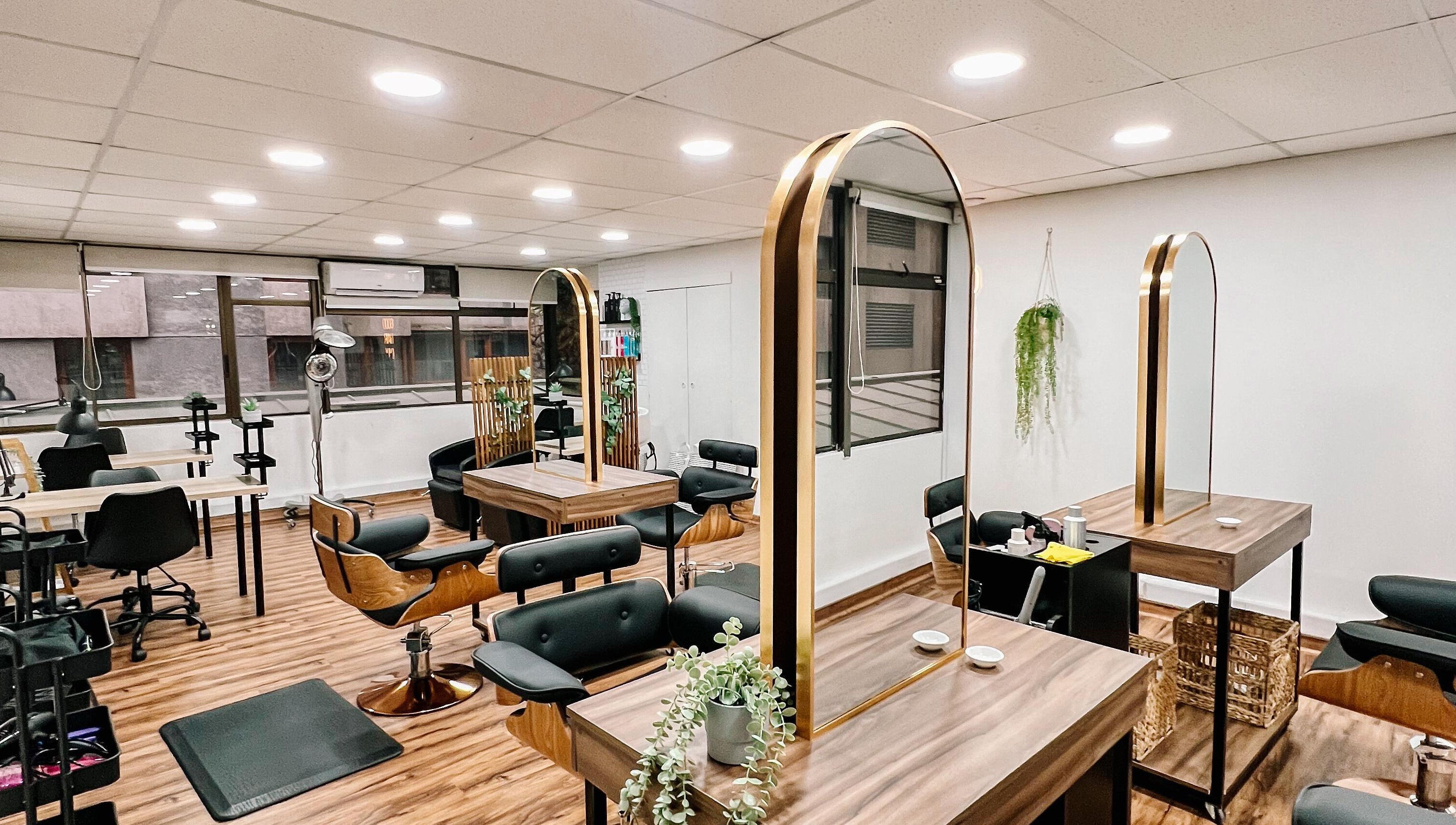 Sala de belleza con espejos dorados en The Beauty Room, Las Condes, Región Metropolitana, CL.