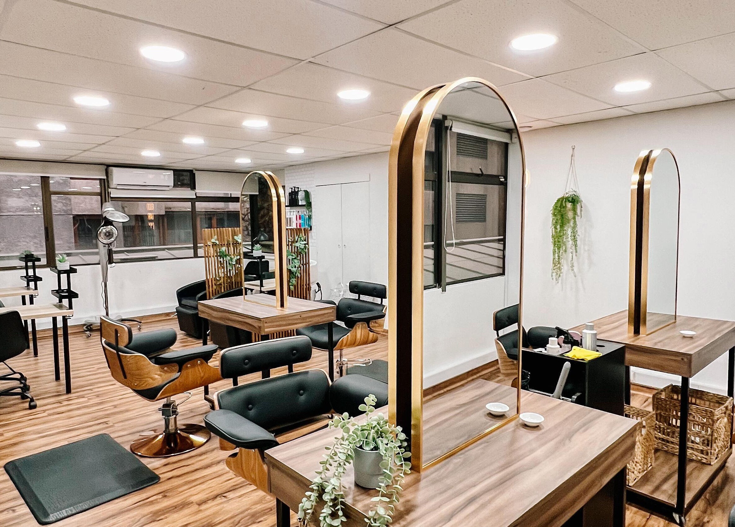 Sala de belleza con espejos dorados en The Beauty Room, Las Condes, Región Metropolitana, CL.