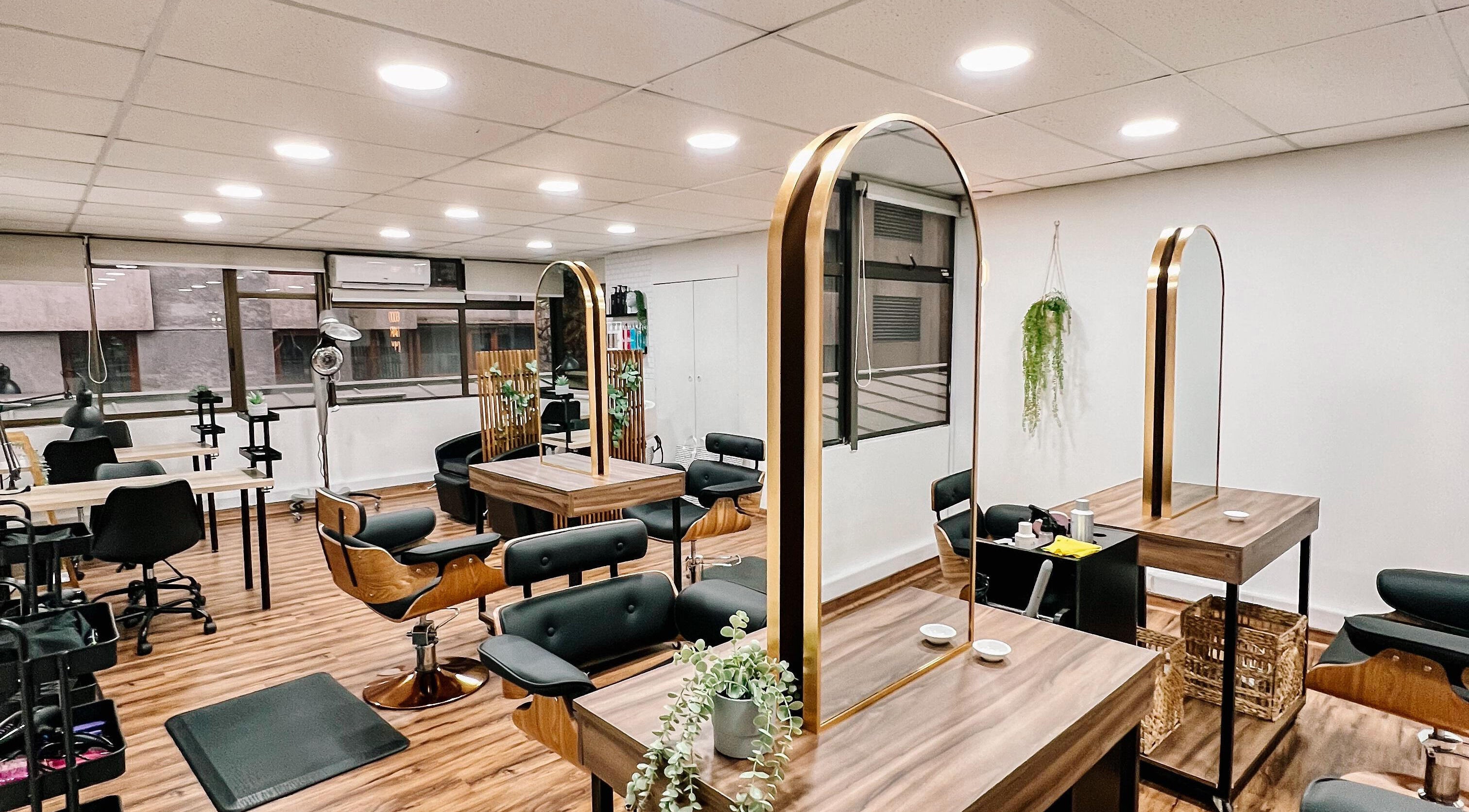 Sala de belleza con espejos dorados en The Beauty Room, Las Condes, Región Metropolitana, CL.