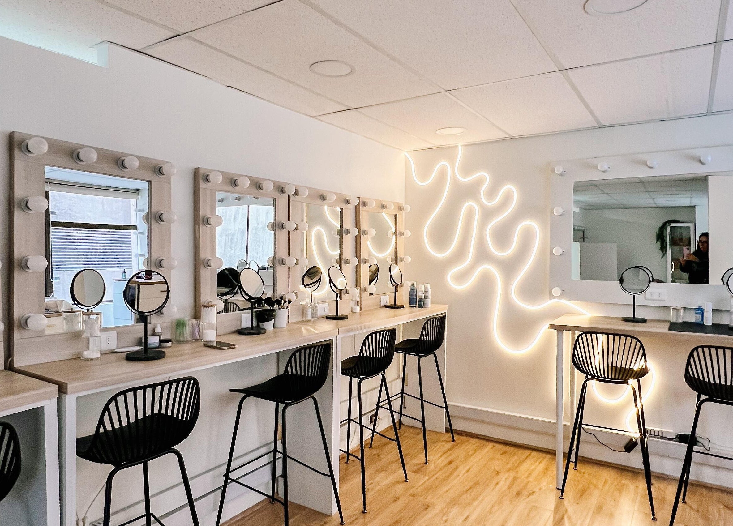 Estaciones de maquillaje iluminadas en The Beauty Room, Las Condes, Región Metropolitana, CL.