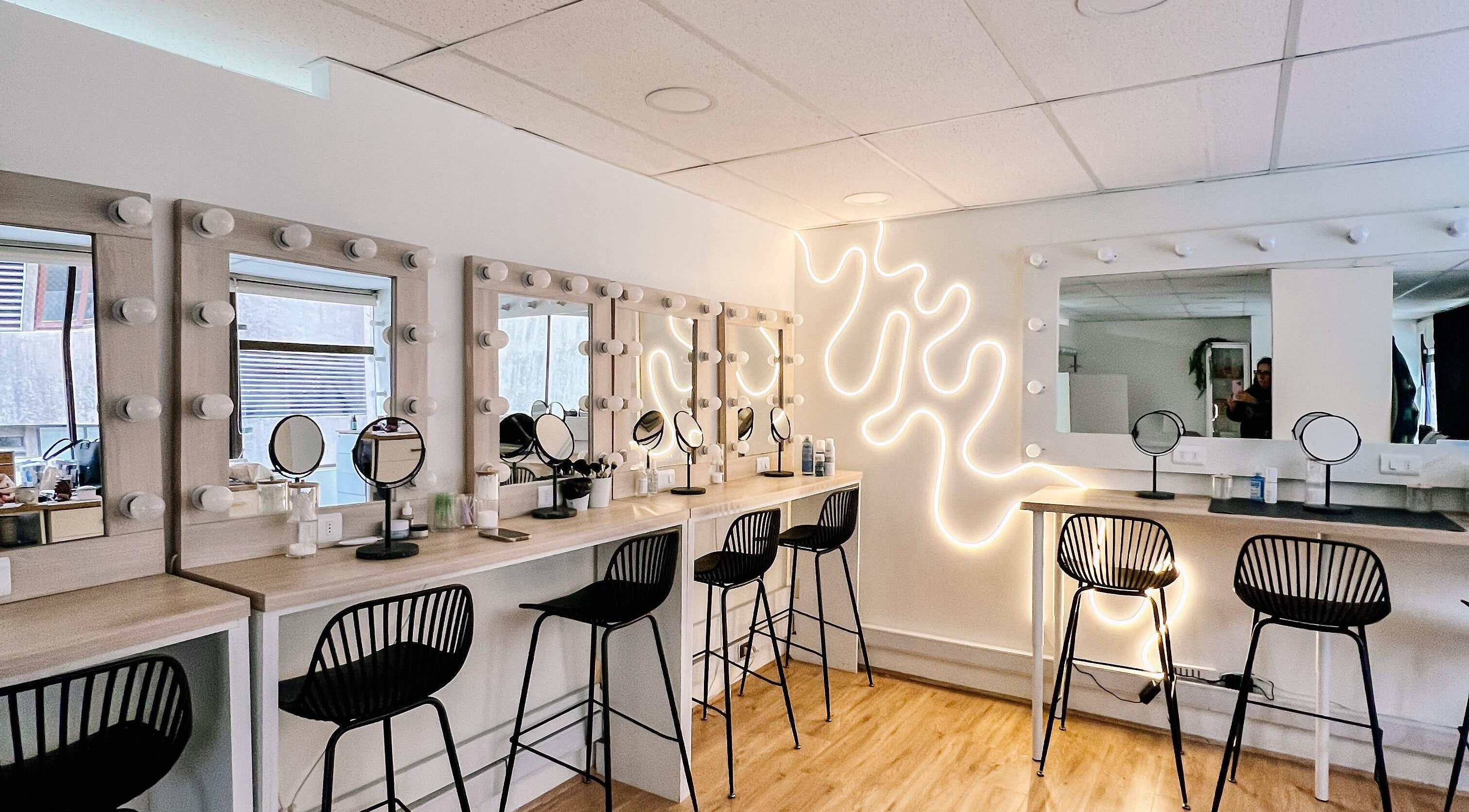 Estaciones de maquillaje iluminadas en The Beauty Room, Las Condes, Región Metropolitana, CL.