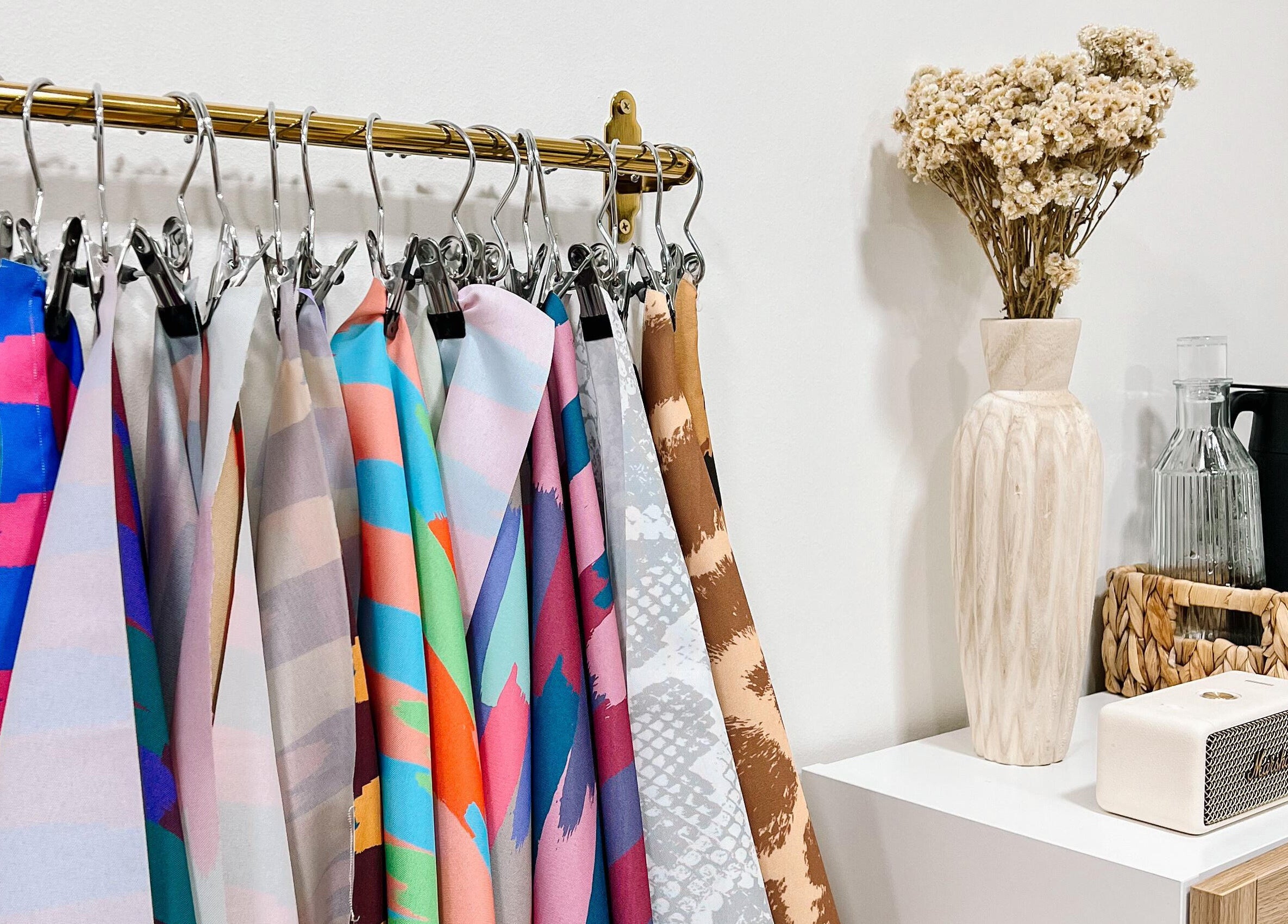 Estantes de telas coloridas en exhibición en The Beauty Room, Las Condes, Región Metropolitana, CL.