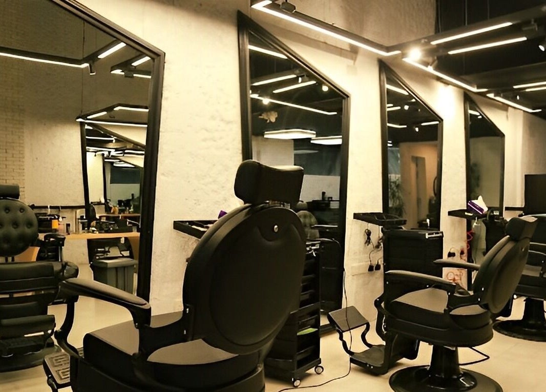 Sleek interior of Self Reflection Barbershop in الرياض, منطقة الرياض, SA with modern styling chairs and mirrors.