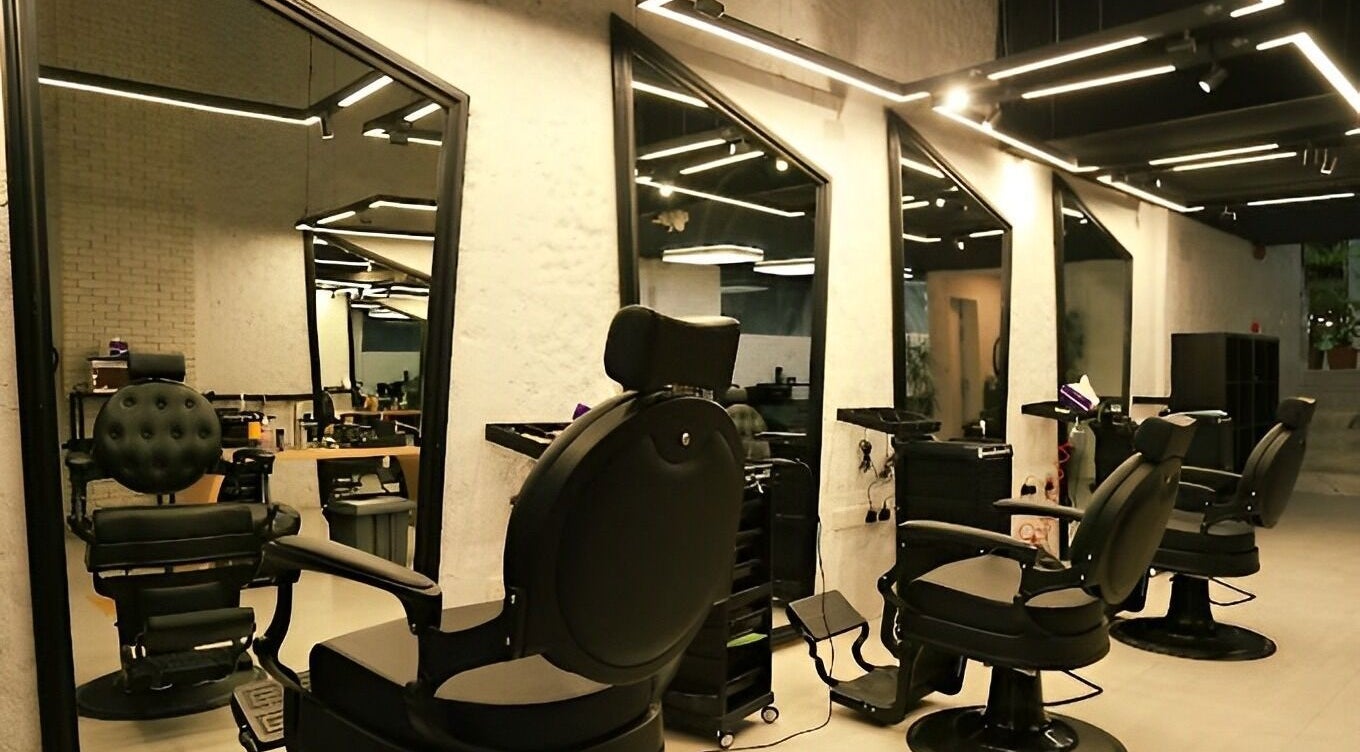 Sleek interior of Self Reflection Barbershop in الرياض, منطقة الرياض, SA with modern styling chairs and mirrors.