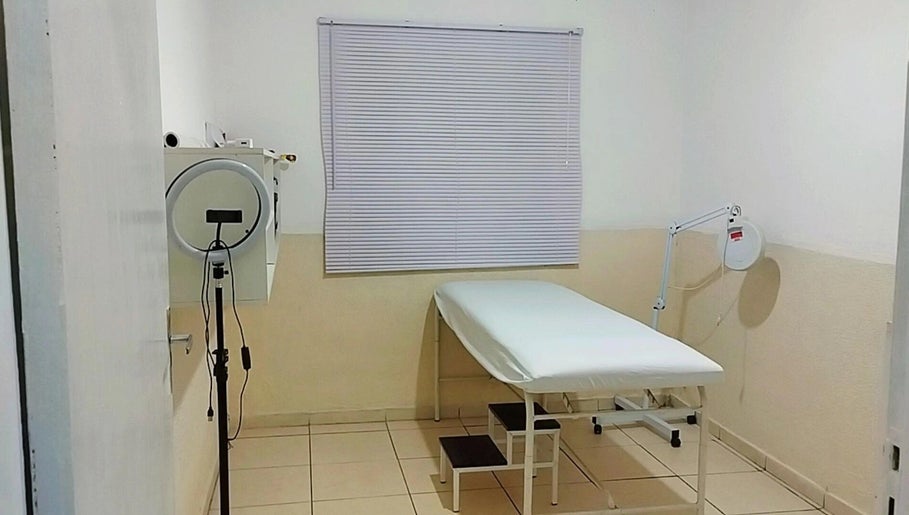 Sala de tratamento no Espaço Antonella, São Paulo, São Paulo, BR, com maca e iluminação profissional.