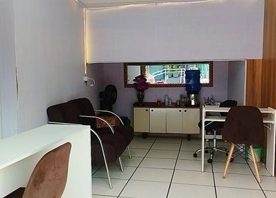 Espaço Antonella: Sala de beleza com poltronas e esmaltes, São Paulo, São Paulo, BR.