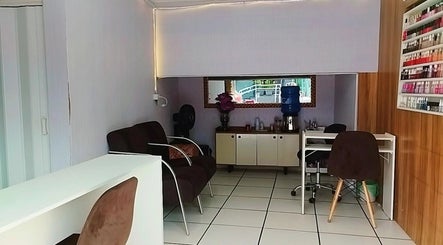 Interior acolhedor do Espaço Antonella em São Paulo, São Paulo, BR com poltronas e esmaltes. Perfeito para relaxar.