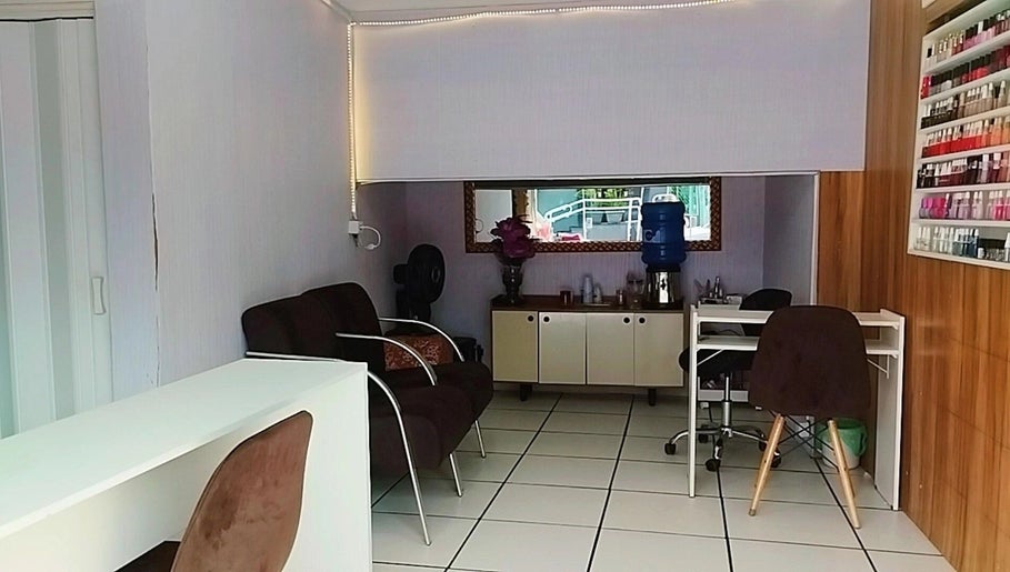 Espaço Antonella em São Paulo, São Paulo, BR, com design moderno e cadeiras confortáveis.