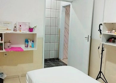 Sala de tratamento no Espaço Antonella em São Paulo, São Paulo, BR, com prateleiras e equipamentos de beleza.
