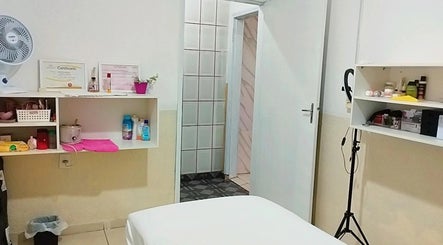Sala de tratamento no Espaço Antonella em São Paulo, São Paulo, BR, com prateleiras e equipamentos de beleza.