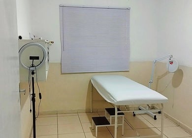 Sala de tratamento no Espaço Antonella em São Paulo, São Paulo, BR, com maca e equipamento estético.