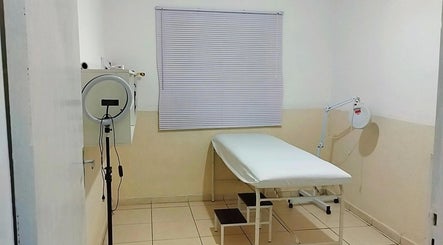 Sala de tratamento no Espaço Antonella em São Paulo, São Paulo, BR, com maca e equipamento estético.