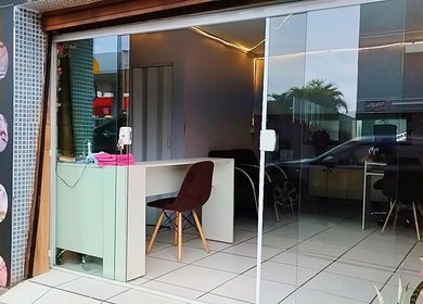 Fachada envidraçada de Espaço Antonella, São Paulo, São Paulo, BR, destacando recepção acolhedora.