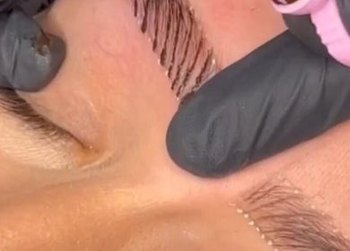 Tratamento de sobrancelhas no Espaço Antonella, São Paulo, São Paulo, BR, com técnica especializada.