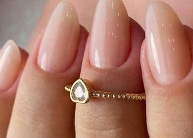 Manicure elegante com unhas naturais em Espaço Antonella, São Paulo, São Paulo, BR.