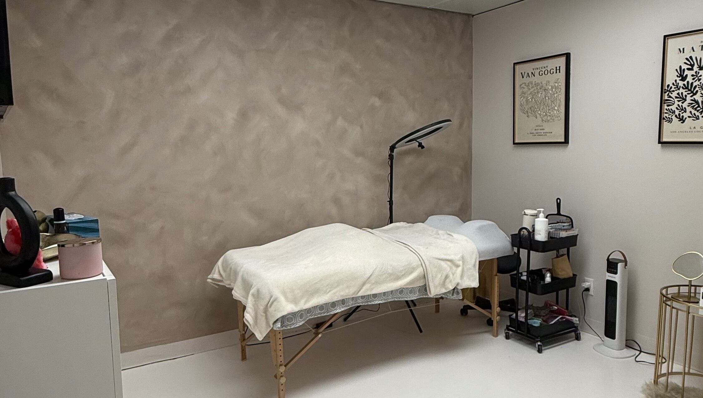 Cozy treatment room at Lashes By Alex, Laval, Québec, CA featuring a bed and modern decor.
