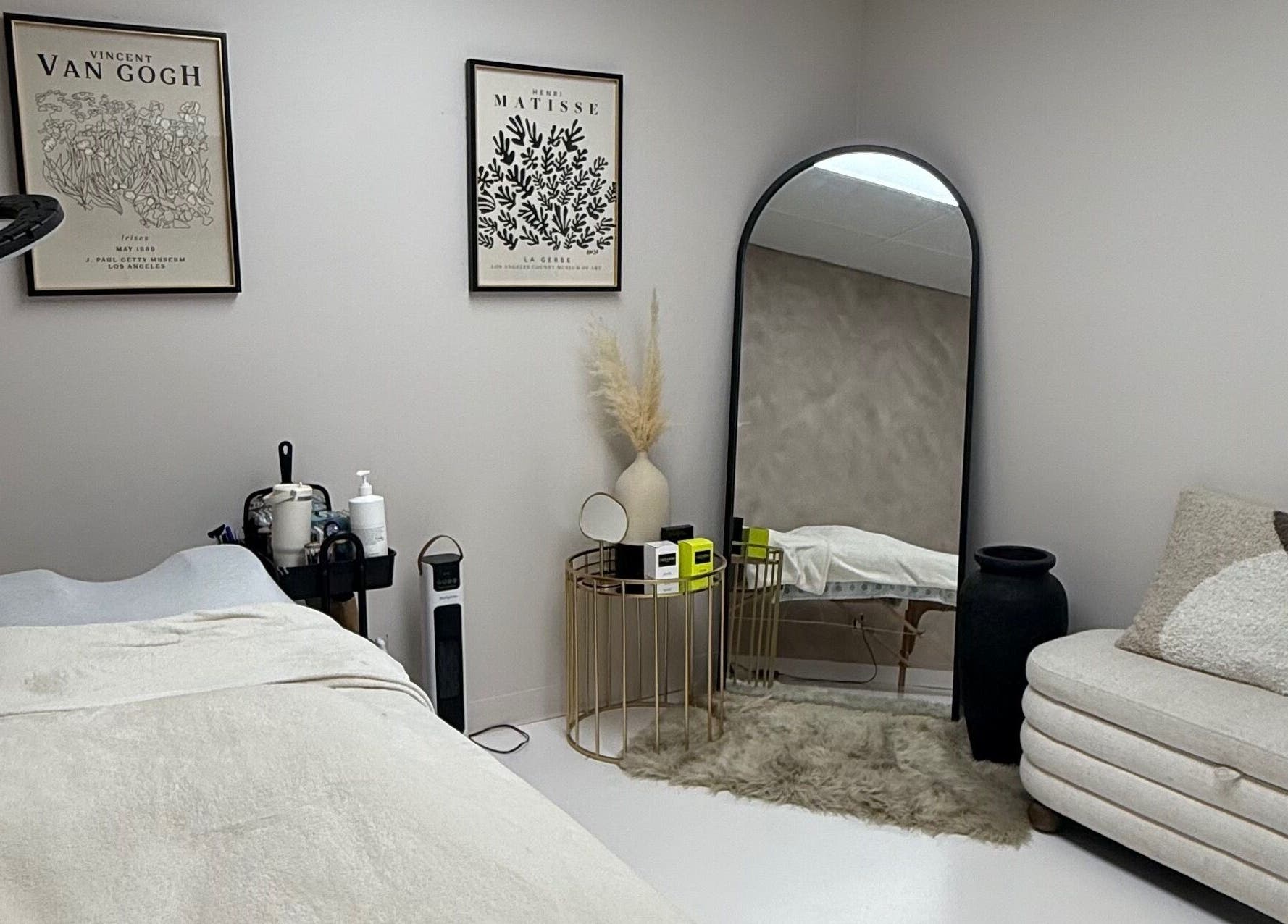 Cozy treatment room at Lashes By Alex, Laval, Québec, CA with soothing decor and comfy seating.