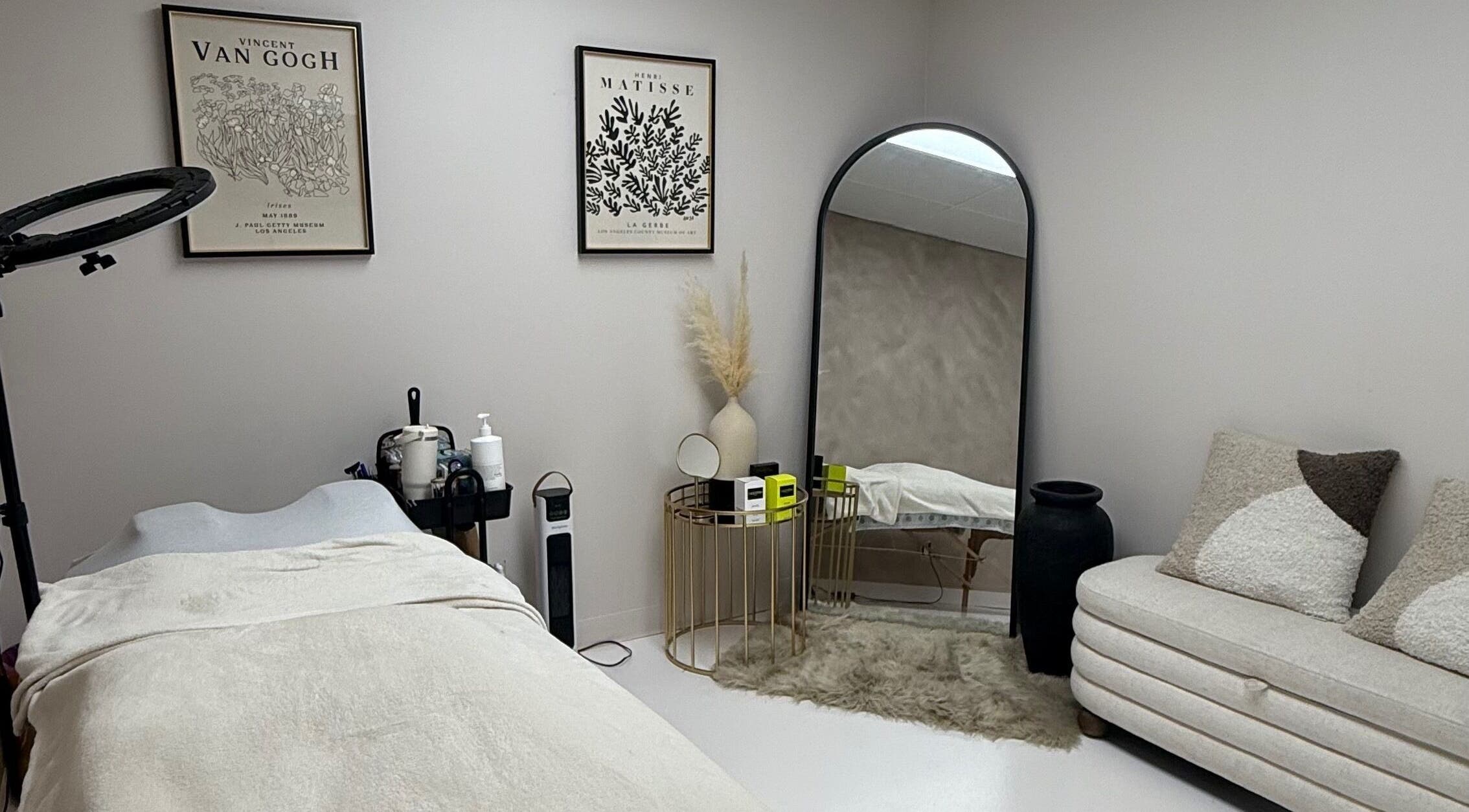 Cozy treatment room at Lashes By Alex, Laval, Québec, CA with soothing decor and comfy seating.